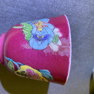 Vier Chinese famille rose koppen en schotels, Yongzheng/Qianlong — foto 11