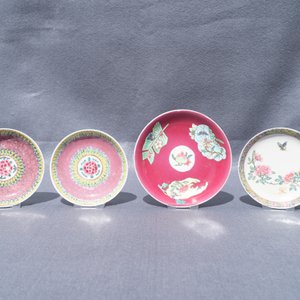 Vier Chinese famille rose koppen en schotels, Yongzheng/Qianlong — foto 19