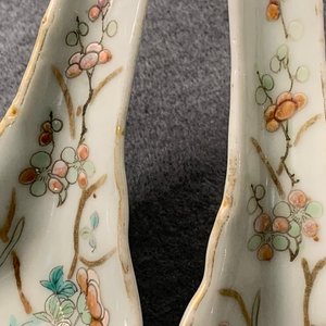 Vier Chinese famille rose lepels met sprinkhanen voor de Straits of Peranakan markt, 19/20e eeuw — foto 6