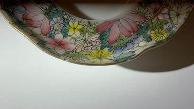 Vier Chinese famille rose millefleurs dekselkommen op houders, Qianlong merk, Republiek — foto 2