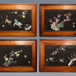 Vier Chinese famille rose plaquettes met steengruis opgehoogd, Qianlong — foto 1