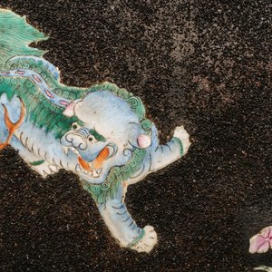 Vier Chinese famille rose plaquettes met steengruis opgehoogd, Qianlong — foto 12