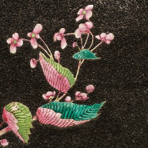 Vier Chinese famille rose plaquettes met steengruis opgehoogd, Qianlong — foto 15