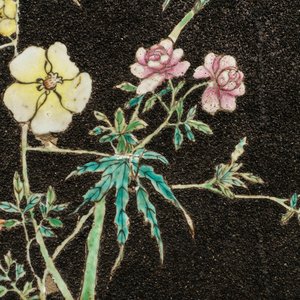 Vier Chinese famille rose plaquettes met steengruis opgehoogd, Qianlong — foto 20