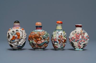 Vier Chinese famille rose porseleinen snuifflessen met reliëfdecor, 19e eeuw