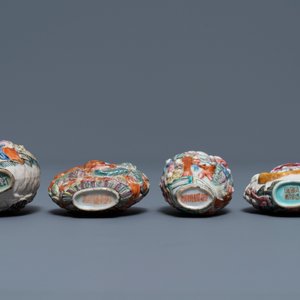 Vier Chinese famille rose porseleinen snuifflessen met reliëfdecor, 19e eeuw — foto 4
