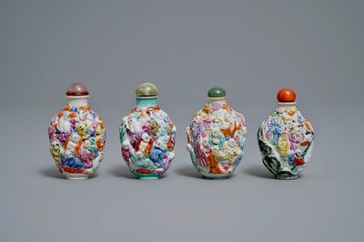 Vier Chinese famille rose porseleinen snuifflessen met reliëfdecor, 19e eeuw