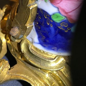 Vier Chinese famille rose 'tabaksbladeren' vazen met vergulde bronsmontuur tot twee herleid, Qianlong — foto 8
