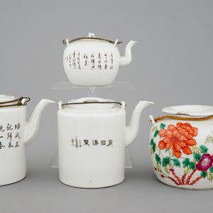 Vier Chinese famille rose theepotten, 19/20e eeuw — foto 4