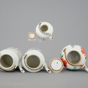 Vier Chinese famille rose theepotten, 19/20e eeuw — foto 6