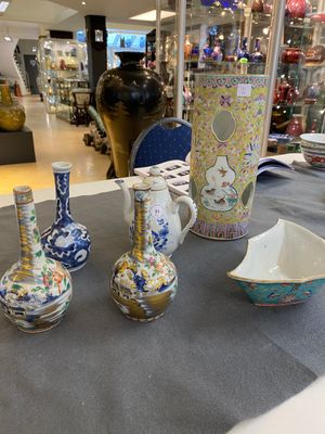 Vier Chinese famille rose vazen, een vleermuisvormige kom en een blauw-witte dekselkan, 19e eeuw — foto 1