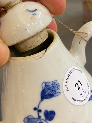 Vier Chinese famille rose vazen, een vleermuisvormige kom en een blauw-witte dekselkan, 19e eeuw — foto 14