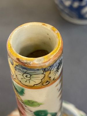 Vier Chinese famille rose vazen, een vleermuisvormige kom en een blauw-witte dekselkan, 19e eeuw — foto 16