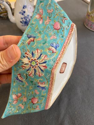 Vier Chinese famille rose vazen, een vleermuisvormige kom en een blauw-witte dekselkan, 19e eeuw — foto 19