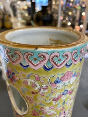 Vier Chinese famille rose vazen, een vleermuisvormige kom en een blauw-witte dekselkan, 19e eeuw — foto 20