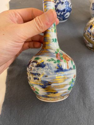 Vier Chinese famille rose vazen, een vleermuisvormige kom en een blauw-witte dekselkan, 19e eeuw — foto 2