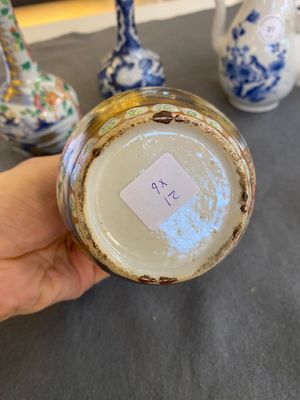 Vier Chinese famille rose vazen, een vleermuisvormige kom en een blauw-witte dekselkan, 19e eeuw — foto 5