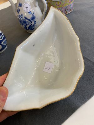 Vier Chinese famille rose vazen, een vleermuisvormige kom en een blauw-witte dekselkan, 19e eeuw — foto 8