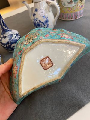 Vier Chinese famille rose vazen, een vleermuisvormige kom en een blauw-witte dekselkan, 19e eeuw — foto 9