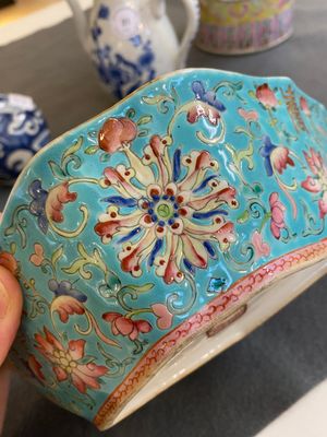 Vier Chinese famille rose vazen, een vleermuisvormige kom en een blauw-witte dekselkan, 19e eeuw — foto 10