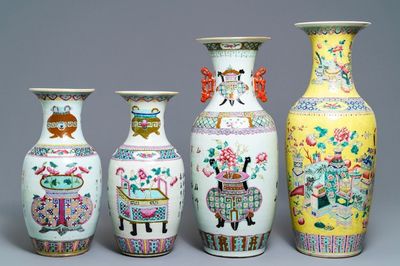Vier Chinese famille rose vazen met decor van antiquiteiten, 19e eeuw