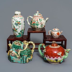 Vier Chinese famille rose, verte en Imari-stijl theepotten en een theebus, Kangxi en later — foto 1