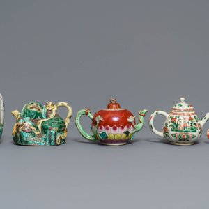Vier Chinese famille rose, verte en Imari-stijl theepotten en een theebus, Kangxi en later — foto 2