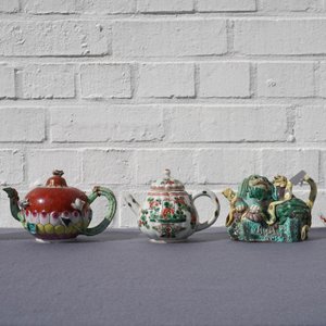 Vier Chinese famille rose, verte en Imari-stijl theepotten en een theebus, Kangxi en later — foto 5