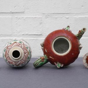 Vier Chinese famille rose, verte en Imari-stijl theepotten en een theebus, Kangxi en later — foto 9