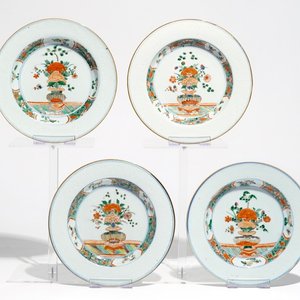 Vier Chinese famille verte borden met onderglazuur decor en centrale bloemenvaas, Kangxi — foto 1