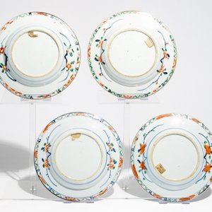 Vier Chinese famille verte borden met onderglazuur decor en centrale bloemenvaas, Kangxi — foto 2