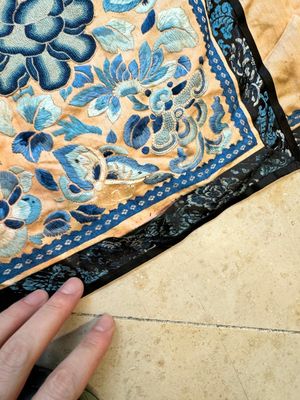 Vier Chinese geborduurde zijden rokken en drie gele 'magua' jasjes, 19/20e eeuw — foto 41
