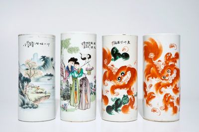 Vier Chinese hoedensteunen met famille rose en ijzerrood decor, 19/20e eeuw