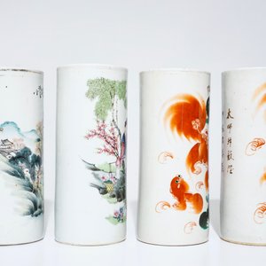 Vier Chinese hoedensteunen met famille rose en ijzerrood decor, 19/20e eeuw  — foto 2