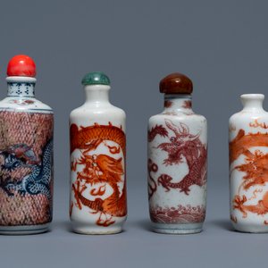 Vier Chinese ijzer- en koperrode porseleinen snuifflessen met draken, 19/20th C. — foto 1