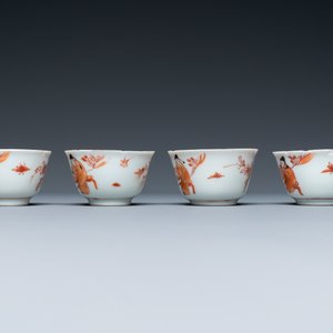 Vier Chinese ijzerrode en vergulde koppen en schotels met figuren bij een tafel, Kangxi — foto 7