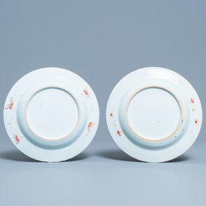 Vier Chinese Imari-stijl borden, een grote theepot en zes koppen en schotels, Kangxi/Qianlong — foto 11