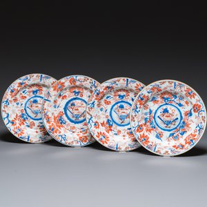 Vier Chinese Imari-stijl borden met verhoogde ziel, Kangxi — foto 1