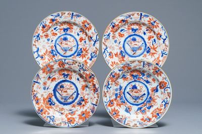 Vier Chinese Imari-stijl borden met verhoogde ziel, Kangxi