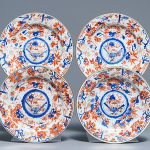 Vier Chinese Imari-stijl borden met verhoogde ziel, Kangxi — foto 1