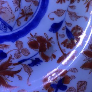 Vier Chinese Imari-stijl borden met verhoogde ziel, Kangxi — foto 16