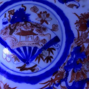 Vier Chinese Imari-stijl borden met verhoogde ziel, Kangxi — foto 9