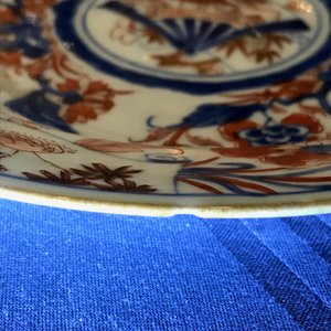 Vier Chinese Imari-stijl borden met verhoogde ziel, Kangxi — foto 10