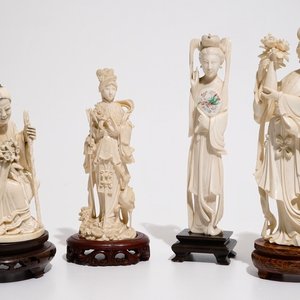 Vier Chinese ivoren vrouwelijke figuren op houten stand, eind 19/begin 20e eeuw — foto 1