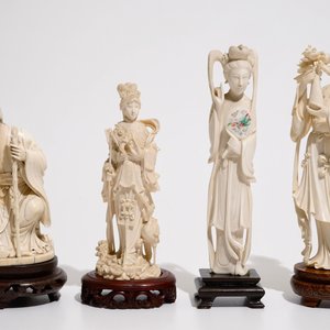 Vier Chinese ivoren vrouwelijke figuren op houten stand, eind 19/begin 20e eeuw — foto 2