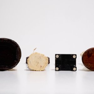 Vier Chinese ivoren vrouwelijke figuren op houten stand, eind 19/begin 20e eeuw — foto 7