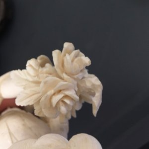 Vier Chinese ivoren vrouwelijke figuren op houten stand, eind 19/begin 20e eeuw — foto 10