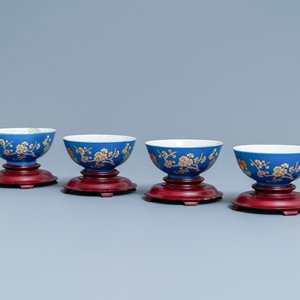 Vier Chinese kommen met floraal decor op blauwe fondkleur, Yongzheng merk, Republek — foto 1