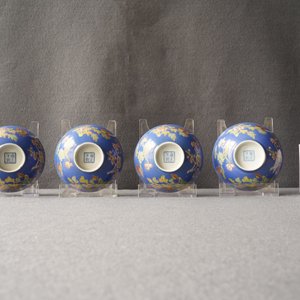 Vier Chinese kommen met floraal decor op blauwe fondkleur, Yongzheng merk, Republek — foto 14