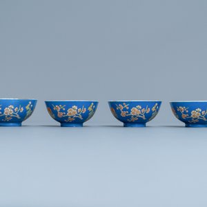 Vier Chinese kommen met floraal decor op blauwe fondkleur, Yongzheng merk, Republek — foto 2